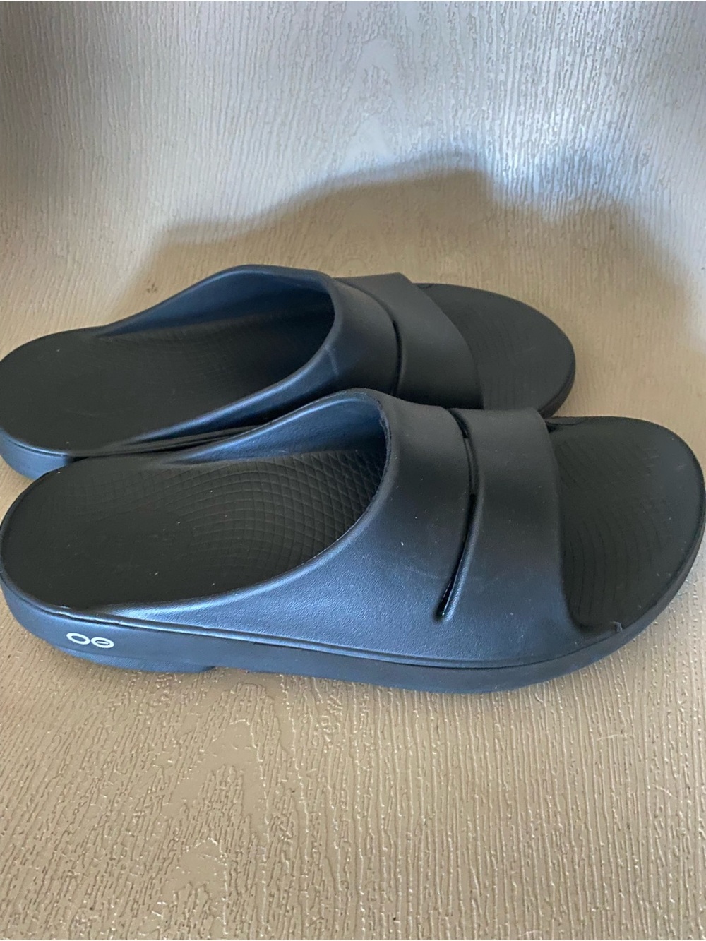 Oofos OOahh Black Recovery Slip On Sandals men 10 women 12
